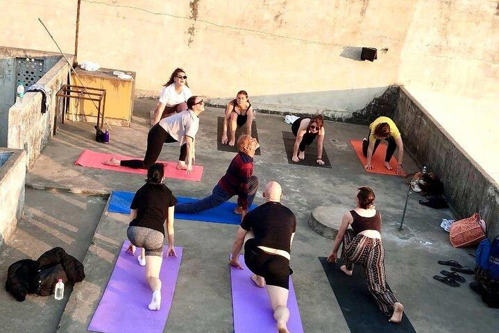 Rooftop Yoga Erfahrung in Jaipur mit lokaler Familie & Tee