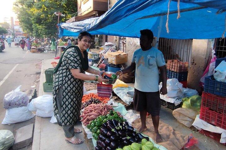 Visite du marché de Chennai et cours de cuisine dans une maison locale avec Meena