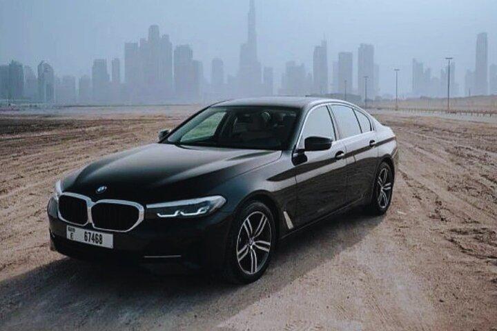 BMW 5er Privater Flughafentransfer nach ODER vom Flughafen Dubai