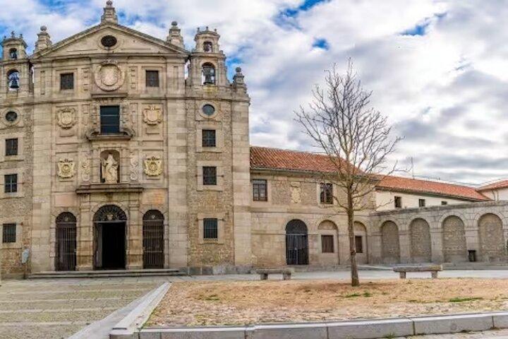 Tour privato Avila e Segovia in minivan da Madrid
