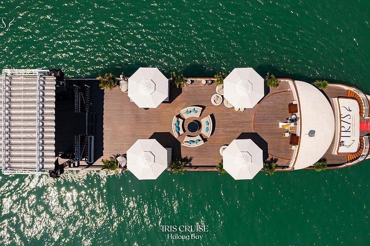 港から出発するハロン湾のアイリス ラグジュアリー クルーズ ツアー