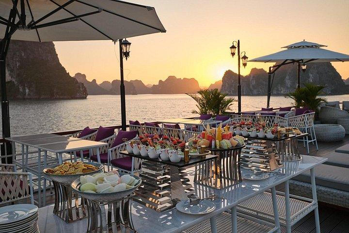 港から出発するハロン湾のアイリス ラグジュアリー クルーズ ツアー