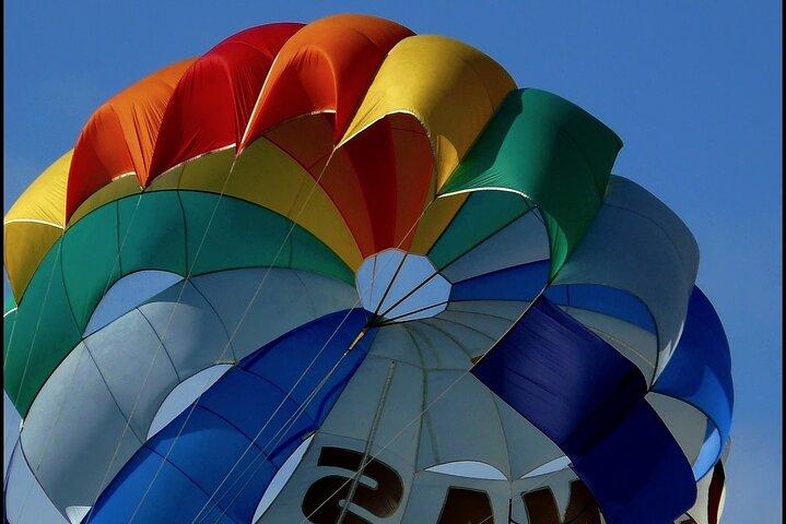 Santorini: Parasailing-Flugerlebnis am Black Beach