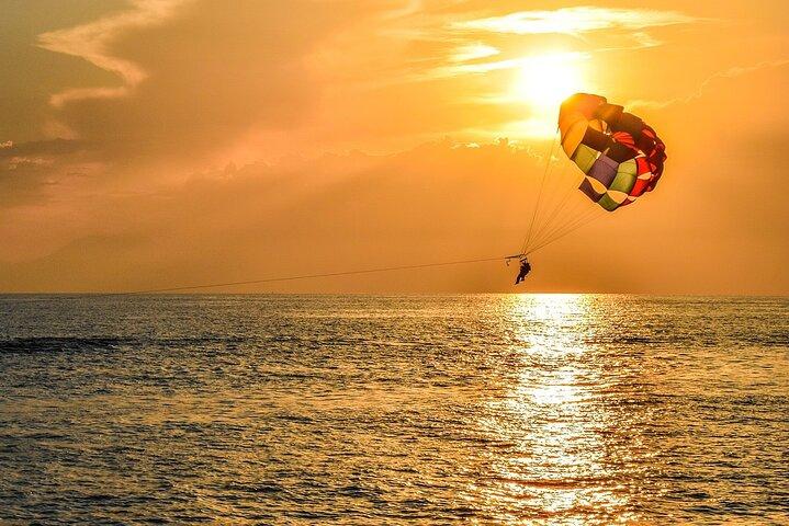 Santorini: Parasailing-Flugerlebnis am Black Beach
