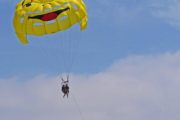 Santorini: Parasailing-Flugerlebnis am Black Beach