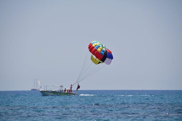 Santorini: experiencia de vuelo en parapente en Black Beach