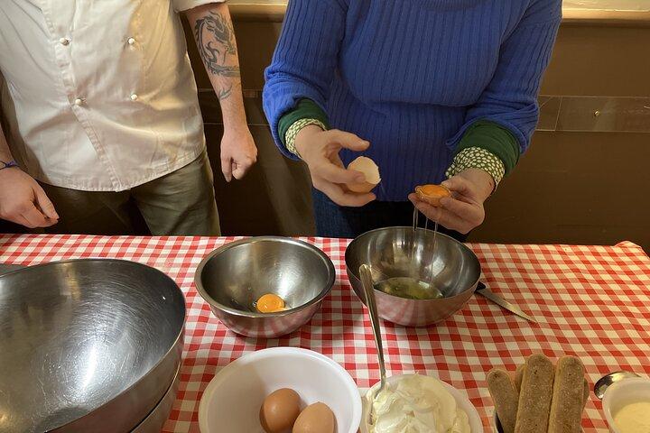 Lezione di cucina a Roma Preparazione della pasta cacio e pepe e tiramisù