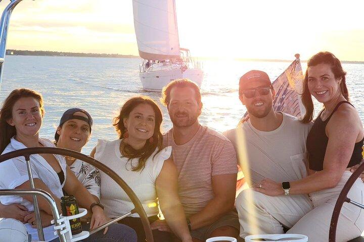 Tour privati del tramonto in barca a vela BYOB Dolphin / History su 43ft Mystique