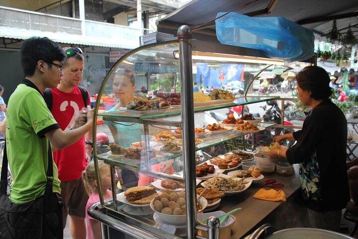 Excursão a pé noturna pela comida da rua Saigon