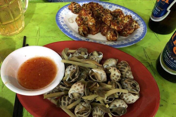 Excursão a pé noturna pela comida da rua Saigon