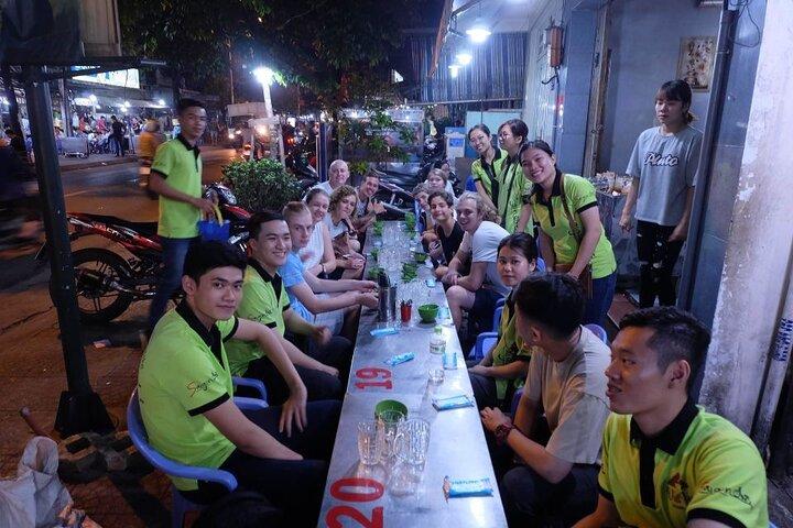 Excursão a pé noturna pela comida da rua Saigon