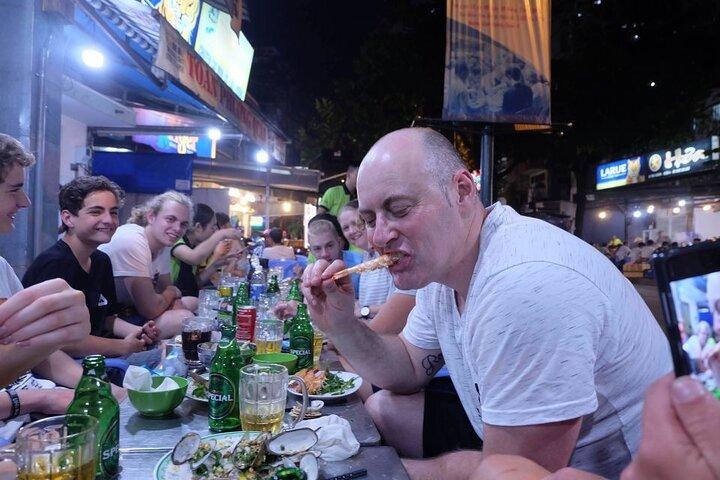 Excursão a pé noturna pela comida da rua Saigon