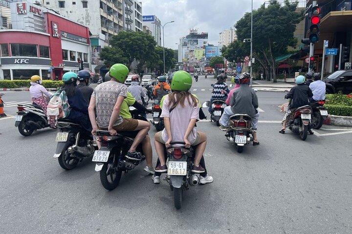 バイクでホーチミン市グルメツアーを体験