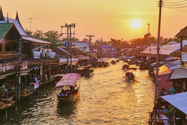 Bangkok : Amphawa Float Market & Maeklong Railway Evening Tour