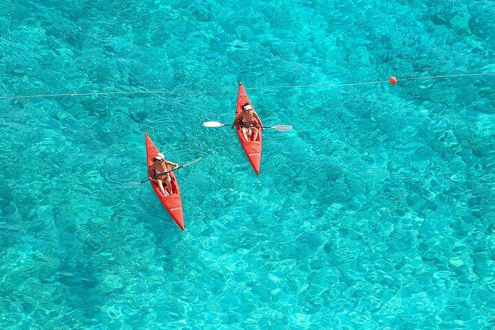 Alquiler de kayak de aventura en deportes acuáticos Santorini