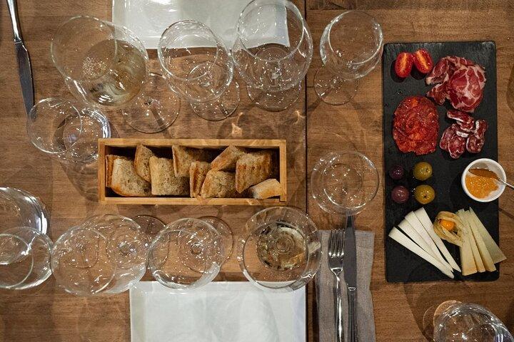 Barcelona: Degustação de vinhos e jantar de harmonização de tapas com 5 pratos