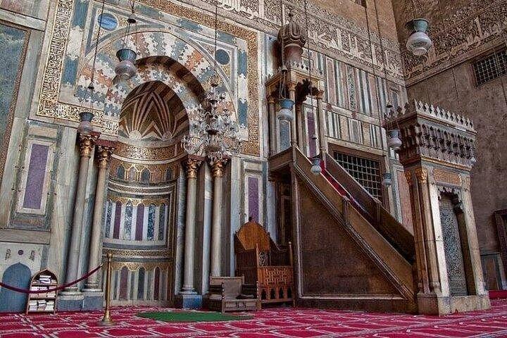 ギザのピラミッド、エジプト博物館、ハーン・エル・ハリーリ・バザールを巡る一日ツアー