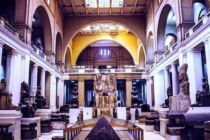 ギザのピラミッド、エジプト博物館、ハーン・エル・ハリーリ・バザールを巡る一日ツアー