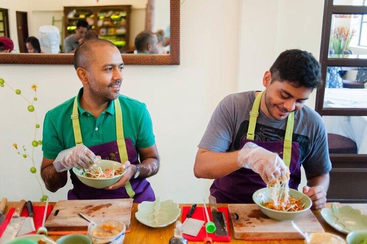 Esplorazione del corso di cucina con visita al mercato di Ben Thanh