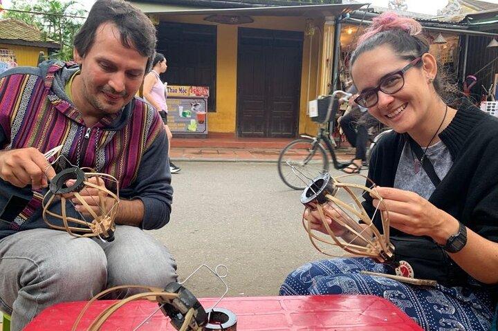 Lanterna fazendo aula com Lynn na cidade velha de Hoi An
