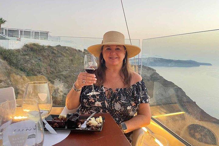 Santorini Sunset Wine Tour com vistas de vinícola Santo