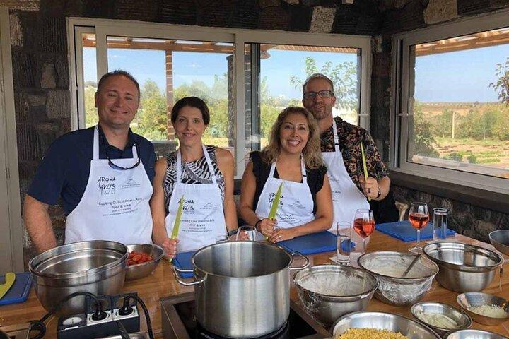 Classe de culinária privada de Santorini e passeio de degustação de vinhos
