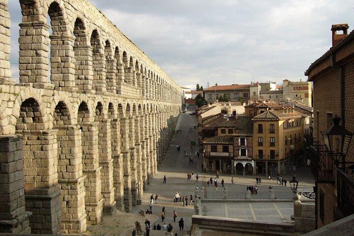 Passeio privado ao Mosteiro de El Escorial e Segóvia de minivan