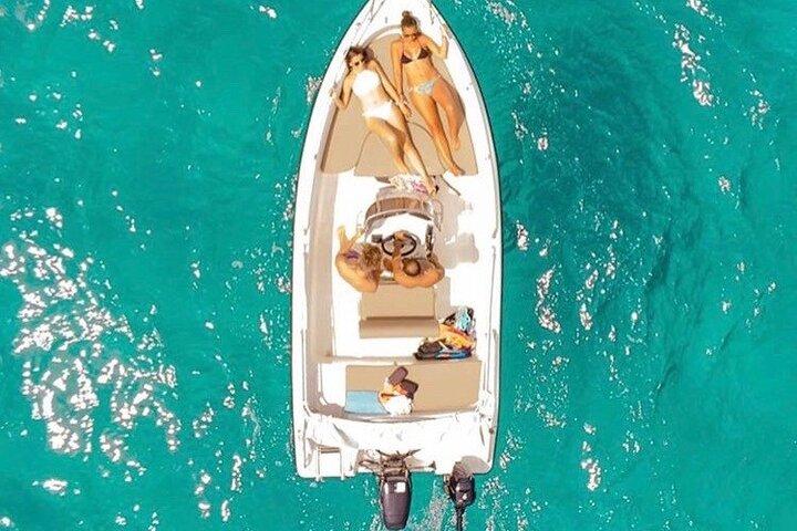 ライセンスなしのサントリーニ島半日ボートレンタル