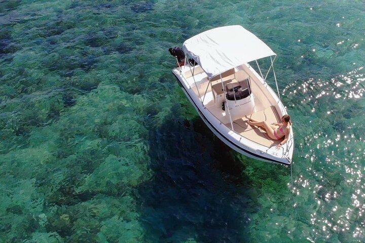 Alquiler de barco de medio día en Santorini sin licencia