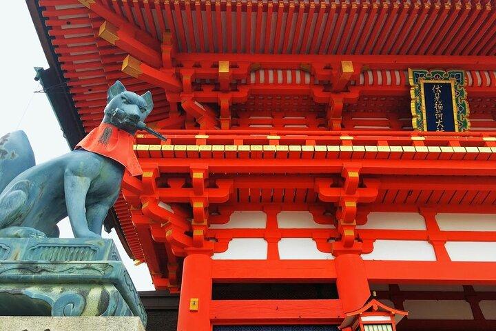 Tour privado de caminata por las puertas rojas de Fushimi y la montaña secreta de bambú