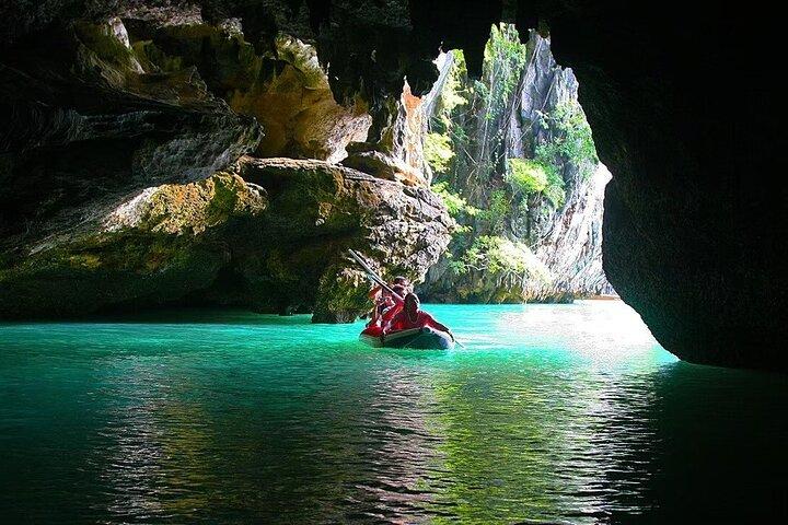 Isla James Bond en barco grande con paseo en canoa por cuevas marinas y almuerzo