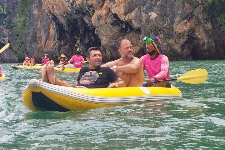 Ilha James Bond de barco grande com canoagem em cavernas marinhas e almoço