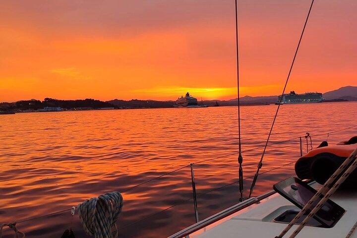 Cruzeiro ao pôr do sol na cidade velha de Corfu em um catamarã de luxo