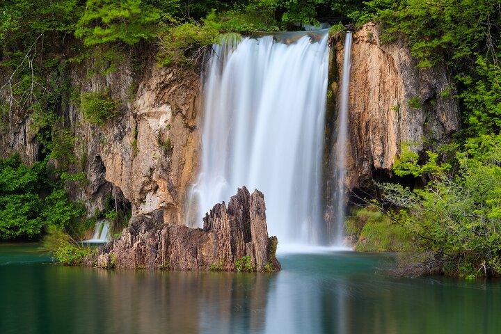 ドゥブロヴニク発プリトヴィッツェ湖群へのプライベート日帰り旅行