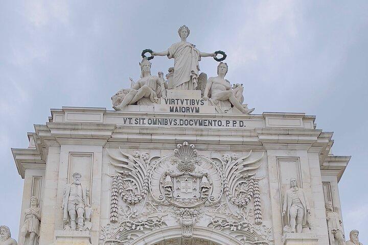 Private 6 or 10 Food Tasting and City Highlights Tour in Lisbon