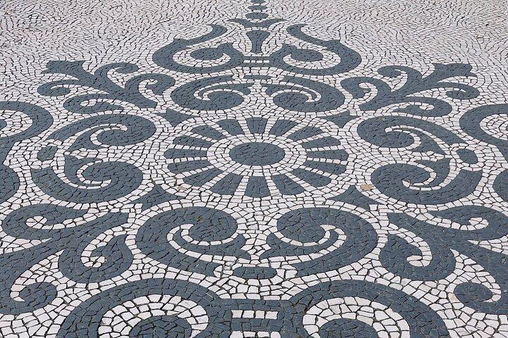 Private 6 or 10 Food Tasting and City Highlights Tour in Lisbon