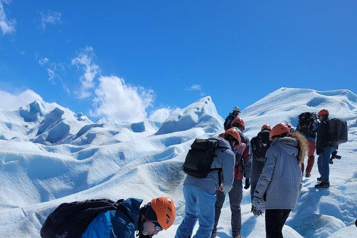 Trekking em Perito Moreno com caminhos e transferência