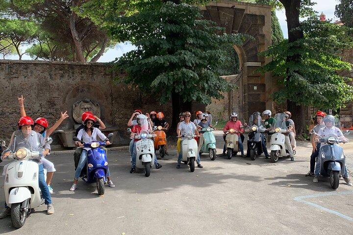 Tour in Vespa a Roma guidato da noi con ritiro opzionale