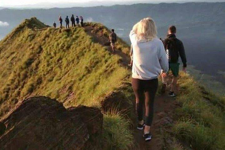 バトゥール山日の出トレッキングと天然温泉