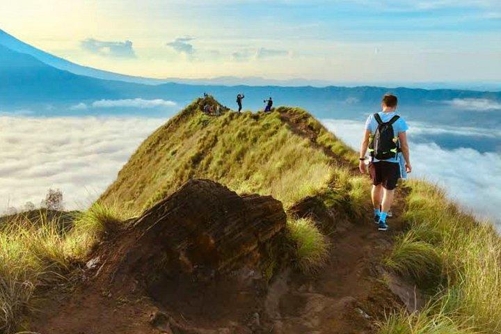バトゥール山日の出トレッキングと天然温泉