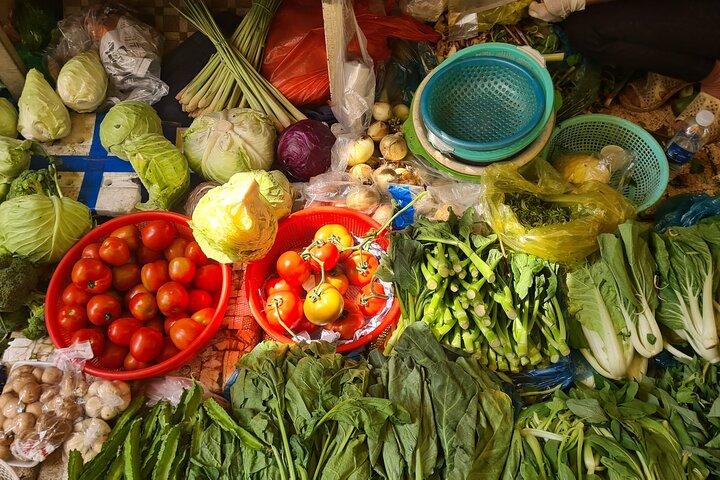 Mãos em aula de culinária com visita ao mercado de Ben Thanh