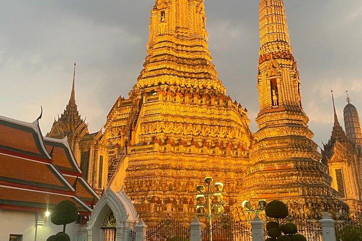バンコク：大きな仏陀が見えるトゥクトゥク船でサンセットフードツアー