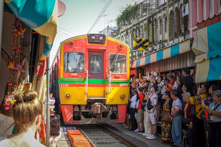 Bangkok: tren y mercado flotante de Damnoen Saduak con traslado