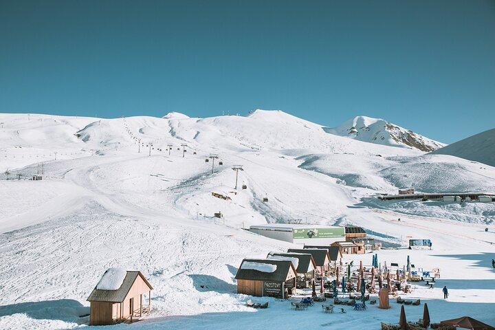 Attività sulla neve nel tour privato di un'intera giornata della stazione sciistica di Gudauri
