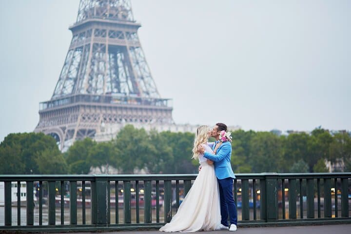 Private Romantic Photoshoot in Paris with Bouquet of Flowers
