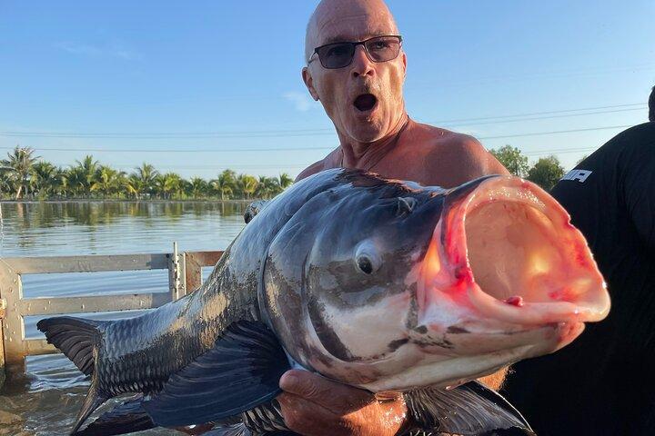 Excursão de pesca de monstros gigantes na cidade de Ho Chi Minh, Vietnã