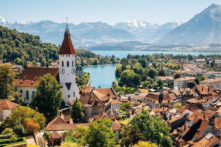 Interlaken: Private Autotour zu Schweizer Dörfern, Hauptstädten und Schlössern