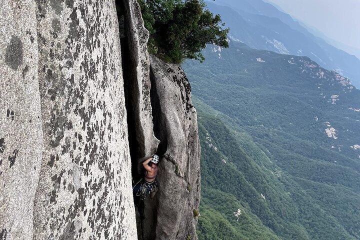 Arrampicata multi-pitch sul monte Bukhan Seoul