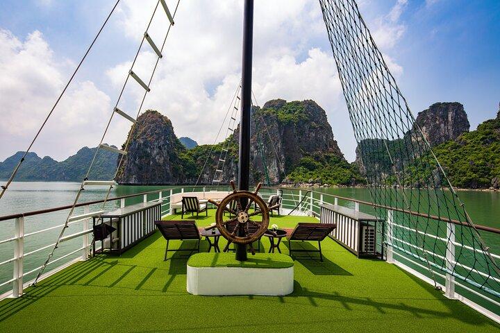 Privater Transfer von Hanoi nach Halong. Nehmen Sie an einer Tagestour in einer kleinen Gruppe teil