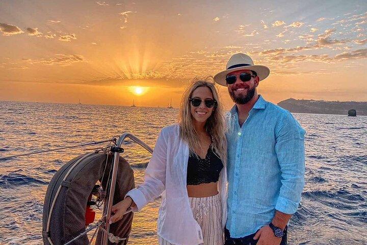 Santorini Catamaran Cruzeiro com Paradas de Natação, Refeição Grega e Sol